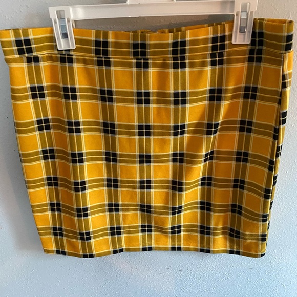 Plaid Bodycon Skirt - Picture 2 of 2